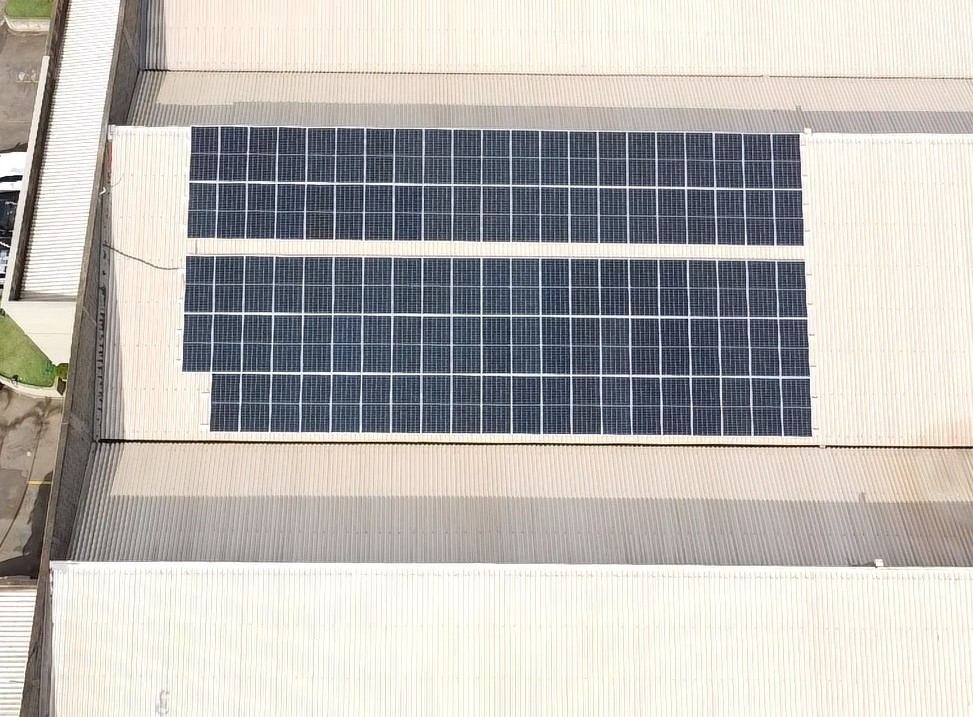 Instalação solar residencial — vista aérea